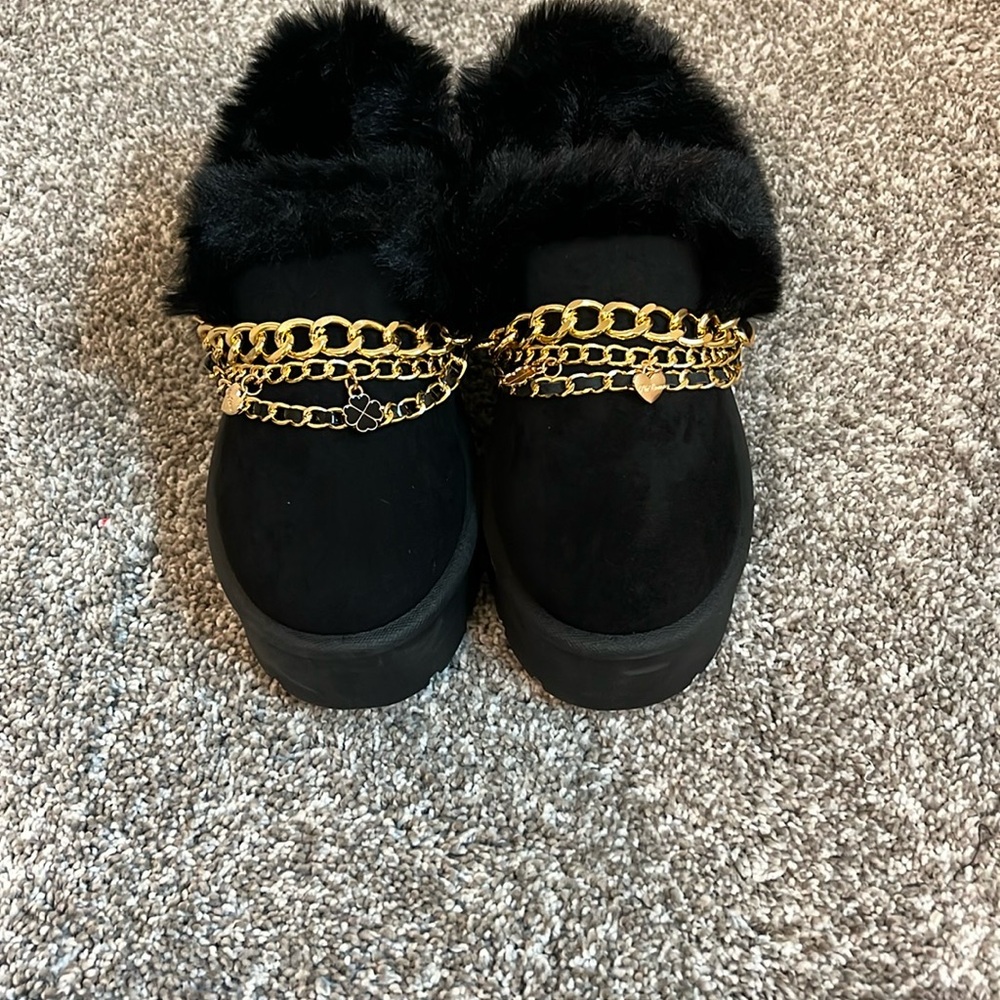 ⭐️ Elegant Black Fur Women's Shoes with Gold Chain - Picture 5 of 7